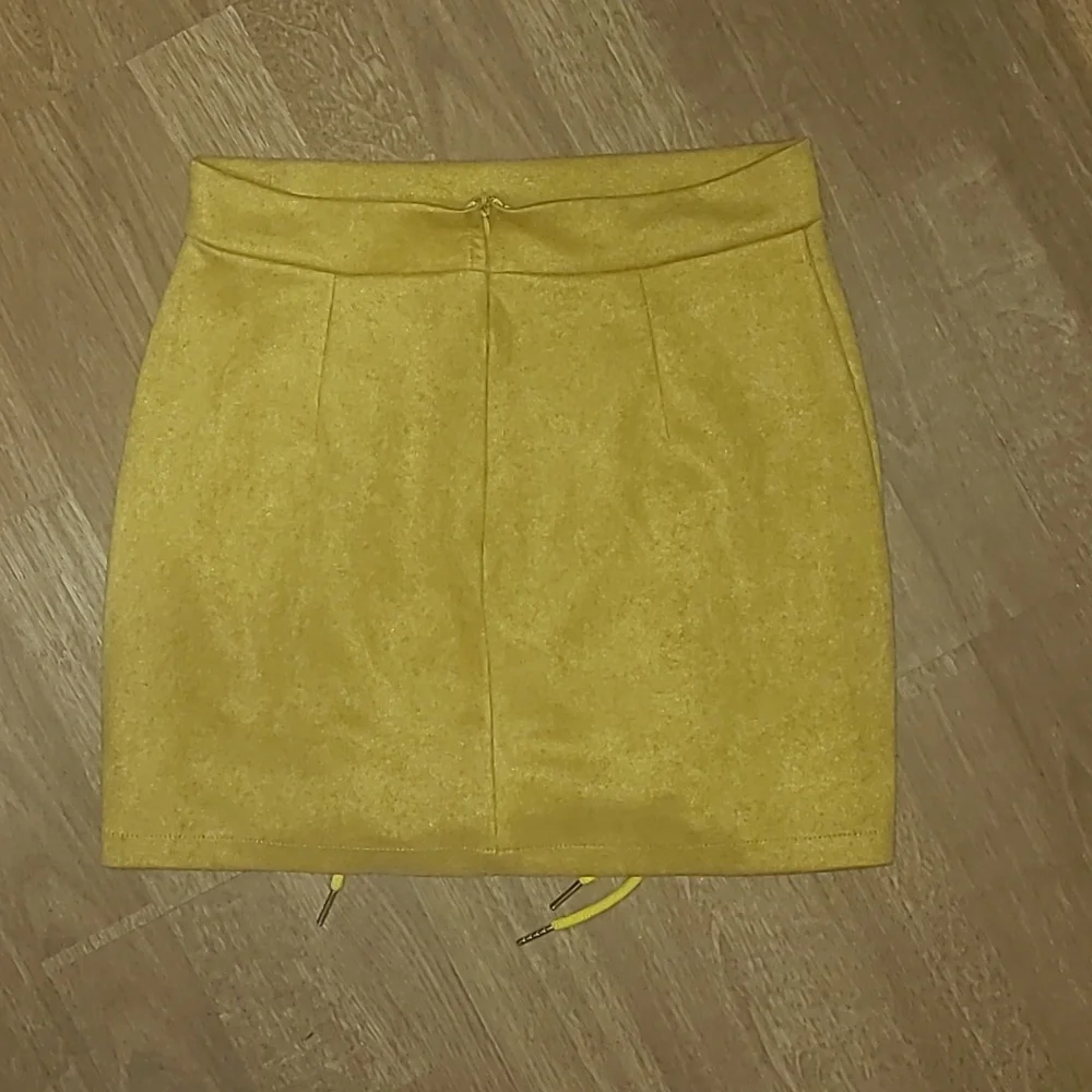Faux Suede mini skirt with laces - Picture 2 of 2